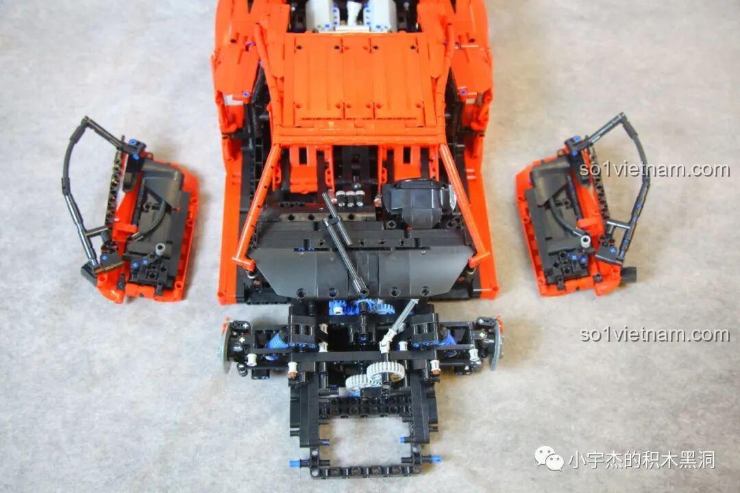 Các module đầu xe và hai cánh cửa của CBOX X001 được lắp ráp riêng biệt, sẵn sàng để gắn vào khung xe chính.