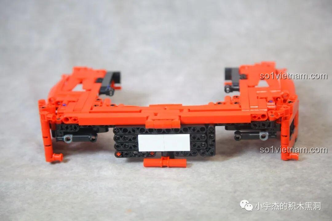 Cụm nắp capo sau của xe CBOX X001 đang được lắp ráp, là một module riêng biệt trước khi gắn vào thân xe.