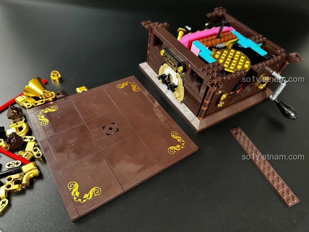 Lắp ráp nắp trên của bộ Pantasy Gramophone 85009, với các họa tiết trang trí tinh xảo, hoàn thiện phần thân máy hát đĩa.