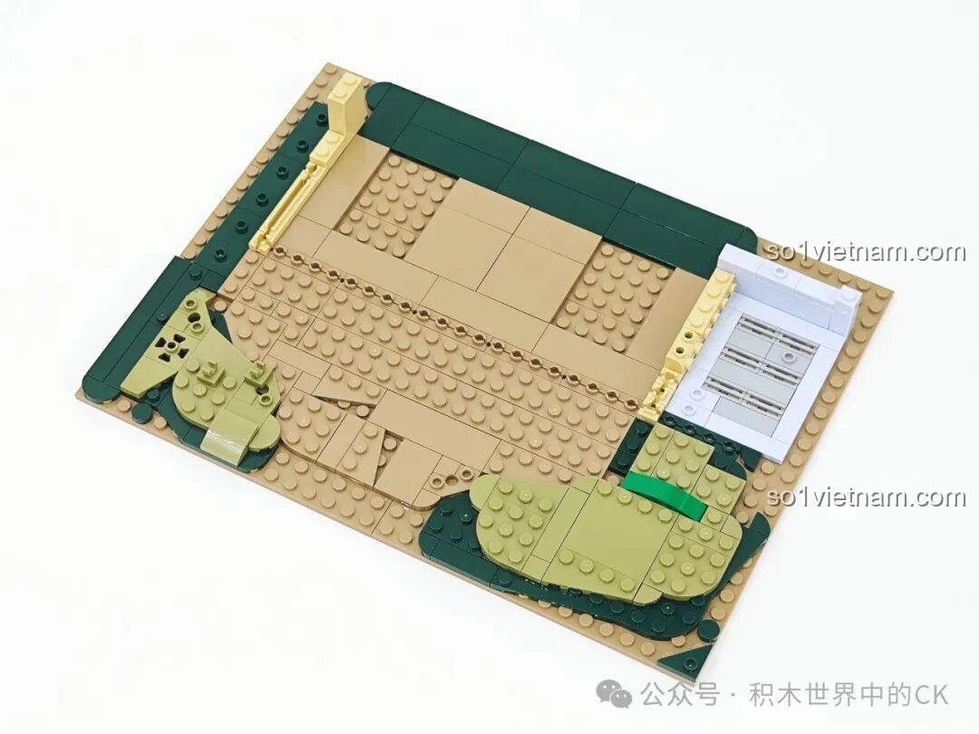 Quá trình lắp ráp phần nền móng của mô hình Chuồng Ngựa FunWhole F9080 với các mảng màu đất và cỏ.