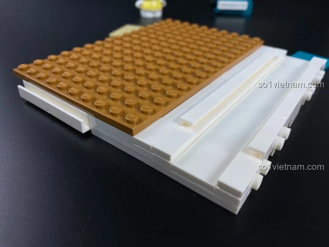 Phần nền móng của mô hình Keeppley 20820 đã được lắp ráp hoàn thiện, sẵn sàng cho các tầng trên.