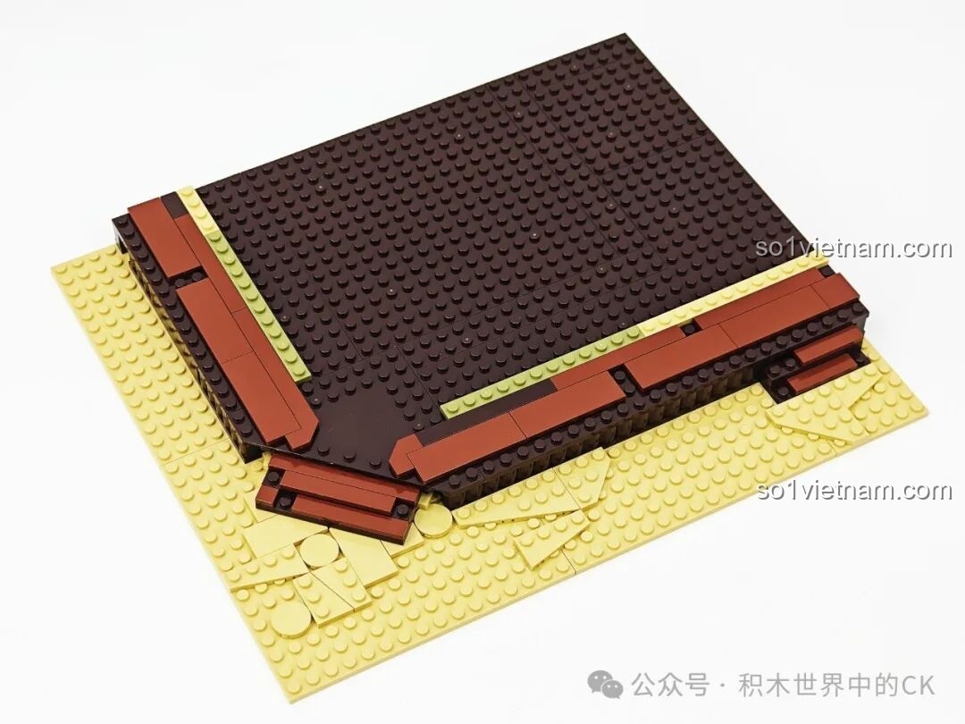 Quá trình lắp ráp chi tiết nội thất tầng trệt của Saloon Miền Tây F9021, bao gồm quầy bar và bàn ghế.