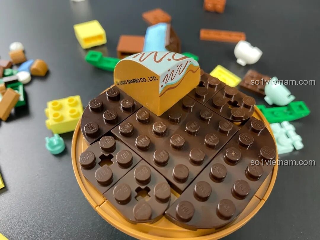 Quá trình lắp ráp phần bánh sô-cô-la của cupcake, sử dụng các mảnh ghép màu nâu bóng.