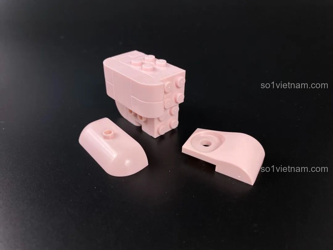 Quá trình lắp ráp phần chân của mô hình Keeppley Doraemon KUPPY Thỏ Hồng.