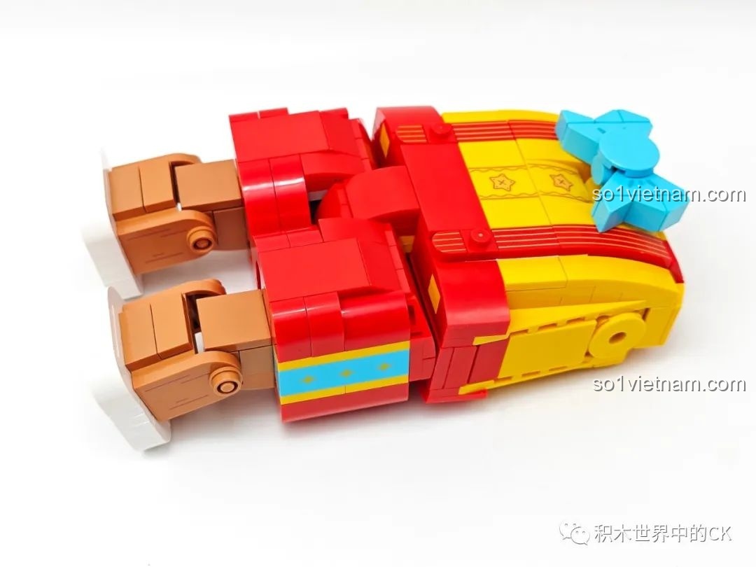 Quá trình lắp ráp phần chân của Pinocchio Wekki 506186, thể hiện các khớp nối linh hoạt của mô hình.