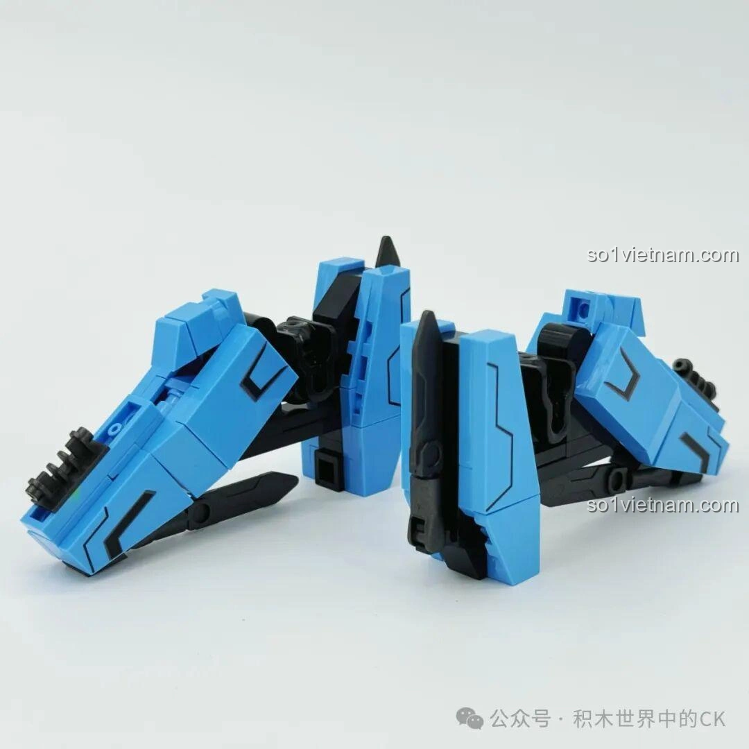 Quá trình lắp ráp phần chân của Robot Vidar JIESTAR 58145, với các mảnh ghép màu xanh dương và đen tạo sự vững chãi.