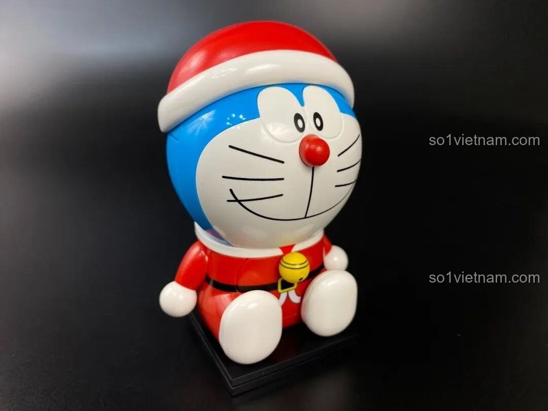 Lắp ráp phần đầu của Doraemon và chiếc mũ Noel, các chi tiết được đúc sẵn rất đẹp.