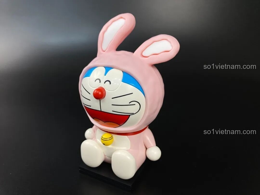 Lắp ráp phần đầu của Doraemon, ghép các mảnh màu xanh và khuôn mặt được in sẵn lại với nhau.