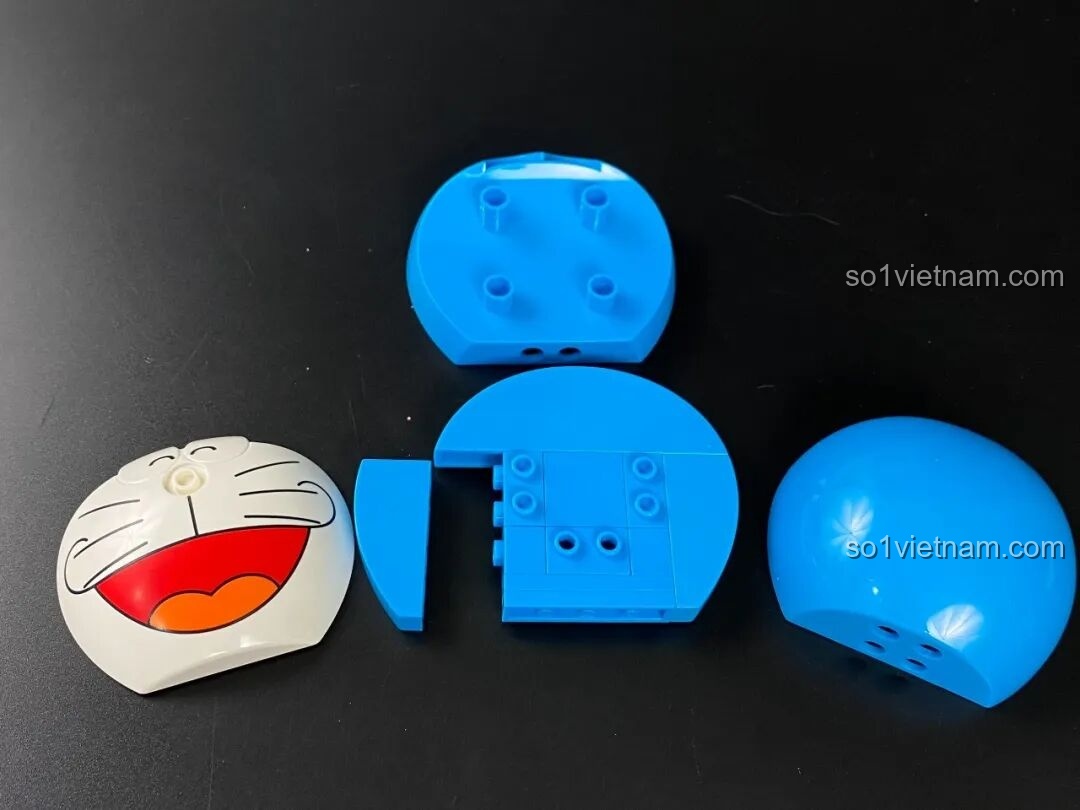Các bộ phận để lắp ráp phần đầu của mô hình Keeppley Doraemon KUPPY.