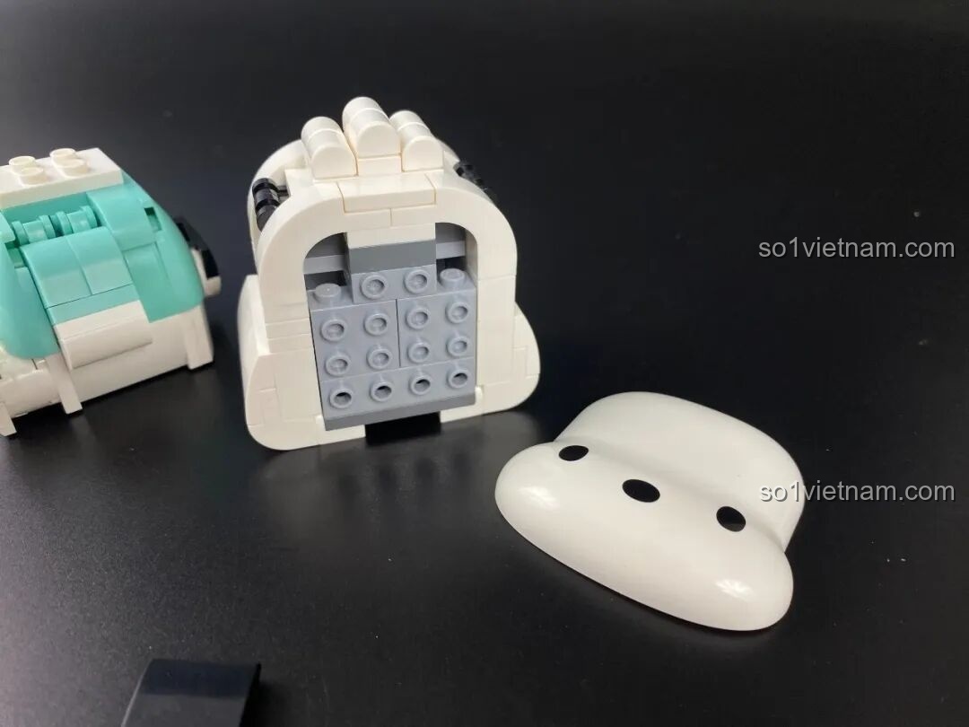 Quá trình lắp ráp phần đầu của mô hình Pochacco KUPPY, cho thấy cấu trúc rỗng bên trong.