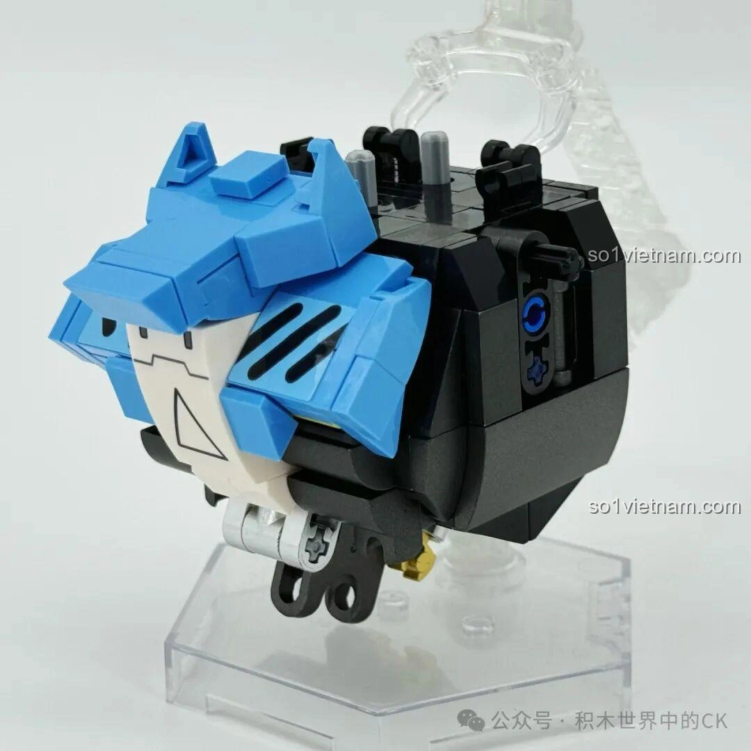 Quá trình lắp ráp phần đầu của Robot Vidar JIESTAR 58145, thể hiện các chi tiết nhỏ và phức tạp tạo nên vẻ ngoài sắc sảo.