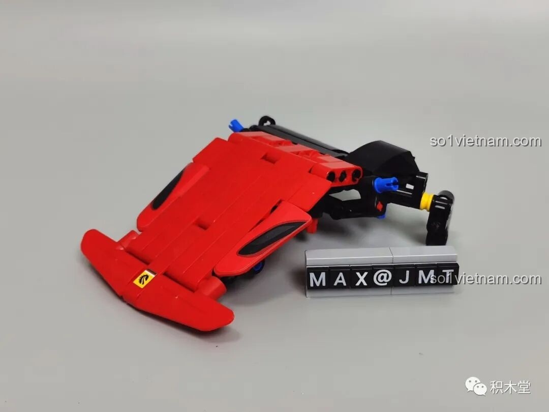 Quá trình lắp ráp phần đầu của xe Panlos Brick 3006, tạo thành một module hoàn chỉnh.