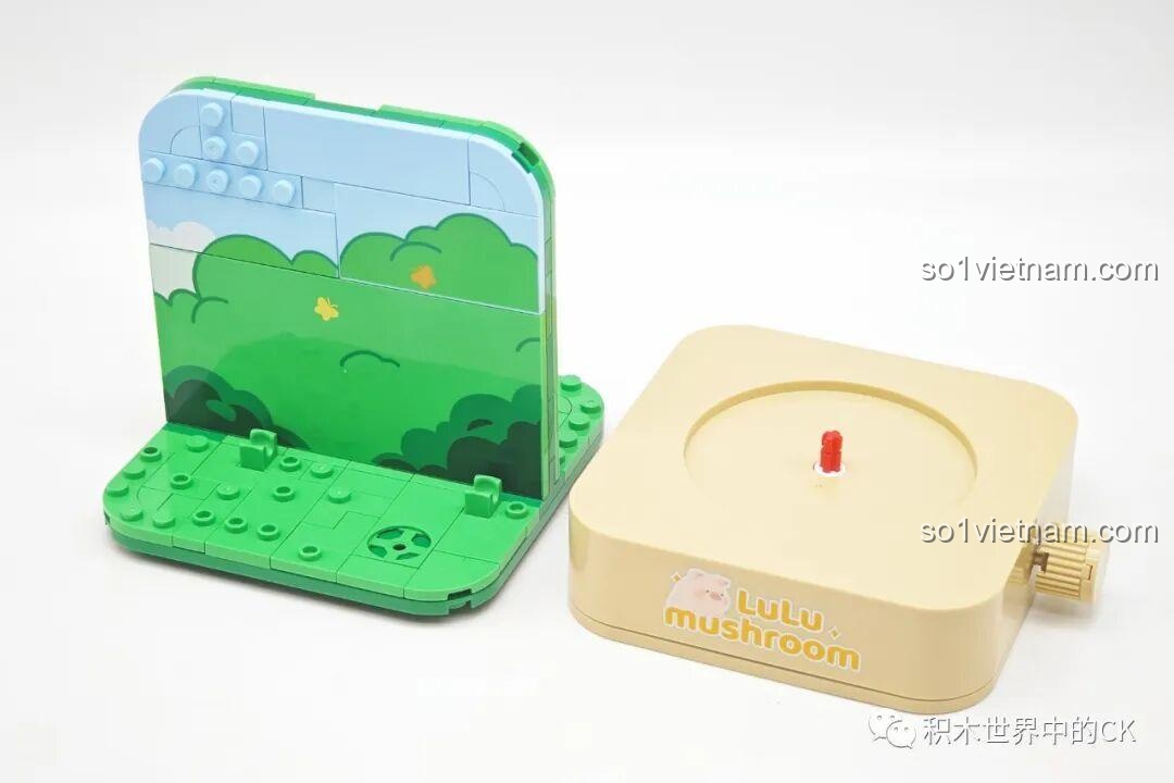 Quá trình lắp ráp phần đế và tấm nền xanh của bộ đồ chơi Sembo Heo Nấm.