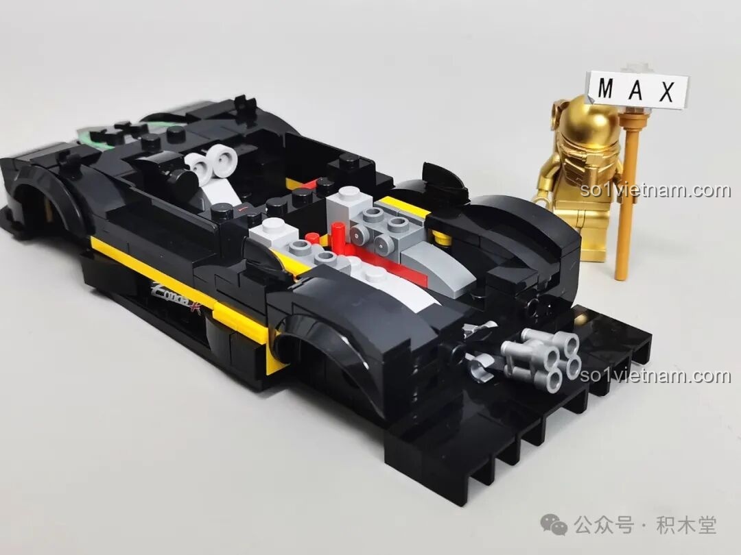 Quá trình lắp ráp phần đuôi xe RASTAR 93900 với cụm 4 ống xả đặc trưng và bộ khuếch tán gió hầm hố.