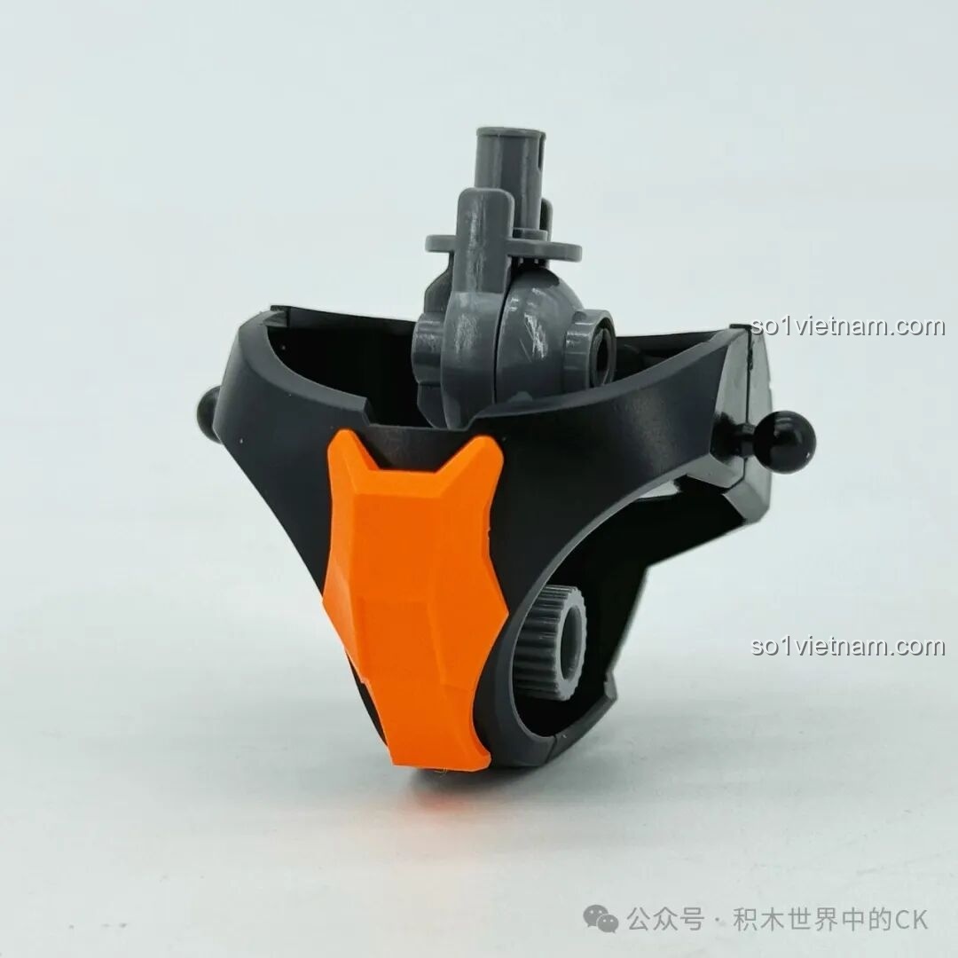 Lắp ráp phần hông của bộ đồ chơi lắp ghép Keeppley 78032, với các khớp nối cho chân và phần giáp hông.