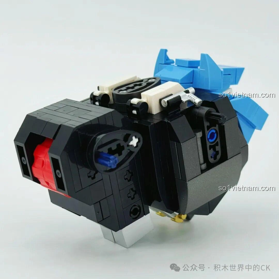 Lắp ráp phần ngực của Robot Vidar JIESTAR 58145, cho thấy các mảnh ghép màu đen và xanh dương kết hợp hài hòa.