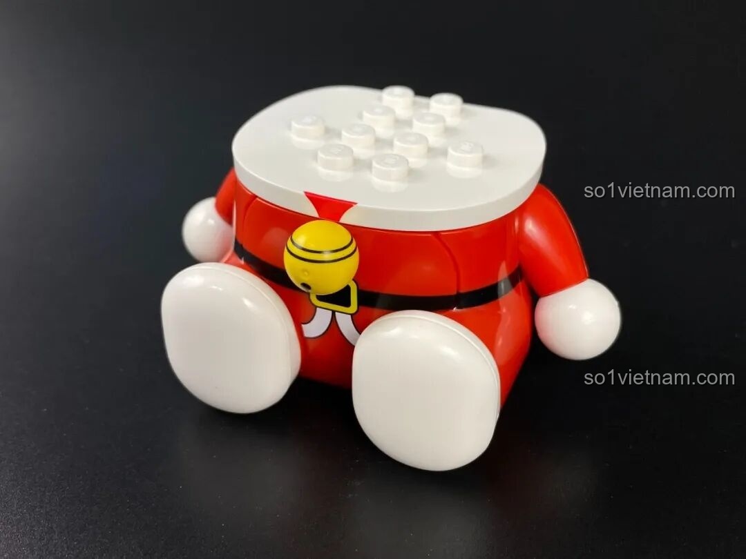 Lắp ráp phần thân của Doraemon trong bộ đồ ông già Noel màu đỏ với thắt lưng đen.