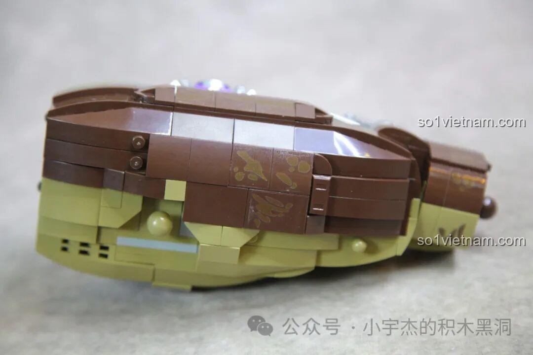 Quá trình lắp ráp phần thân sinh học với màu nâu đặc trưng của bộ lắp ráp Khủng long bạo chúa T-Rex.