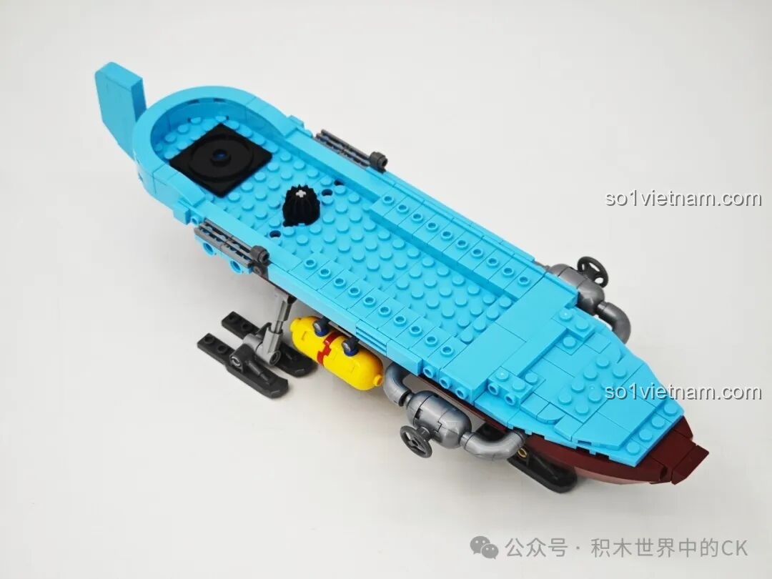 Quá trình lắp ráp phần thân dưới của mô hình Tàu bay cơ khí Steampunk ZHEGAO 958015 với màu xanh chủ đạo.