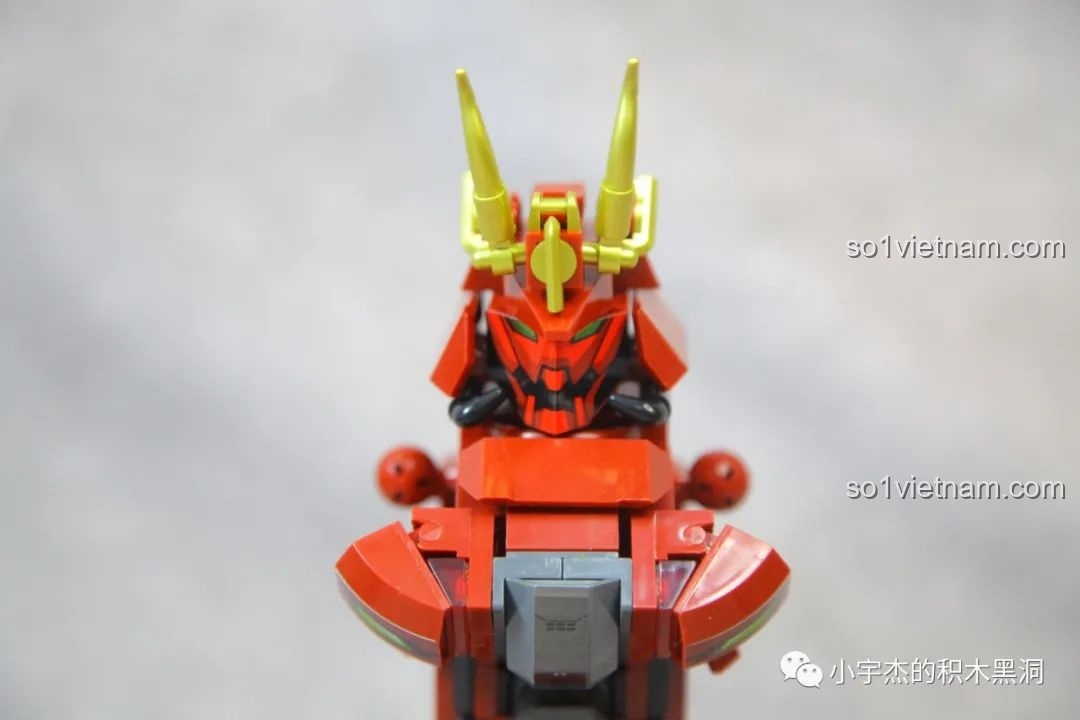 Phần trên của Cơ Giáp Sĩ Kai Sluban M38-B1183 đang được lắp ráp, thể hiện cấu trúc chắc chắn và chi tiết.