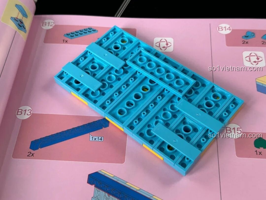 Sân khấu phụ với minifigure chú hề, bóng bay, chú thỏ trắng và các chi tiết máy móc nhiều màu sắc.