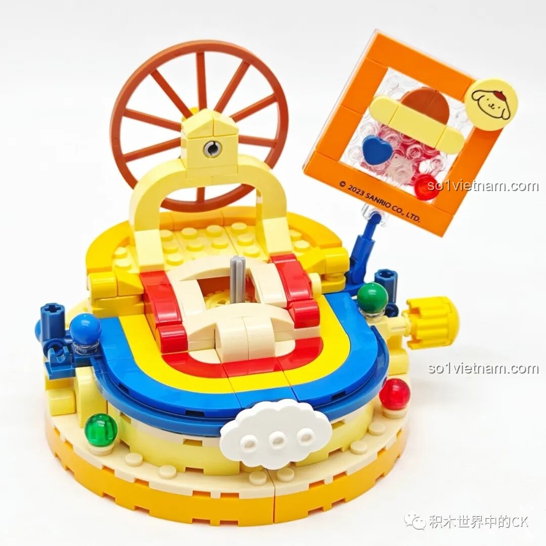 Lắp ráp phần sân khấu của bộ Keeppley K20826 Pompompurin với các chi tiết màu sắc rực rỡ.