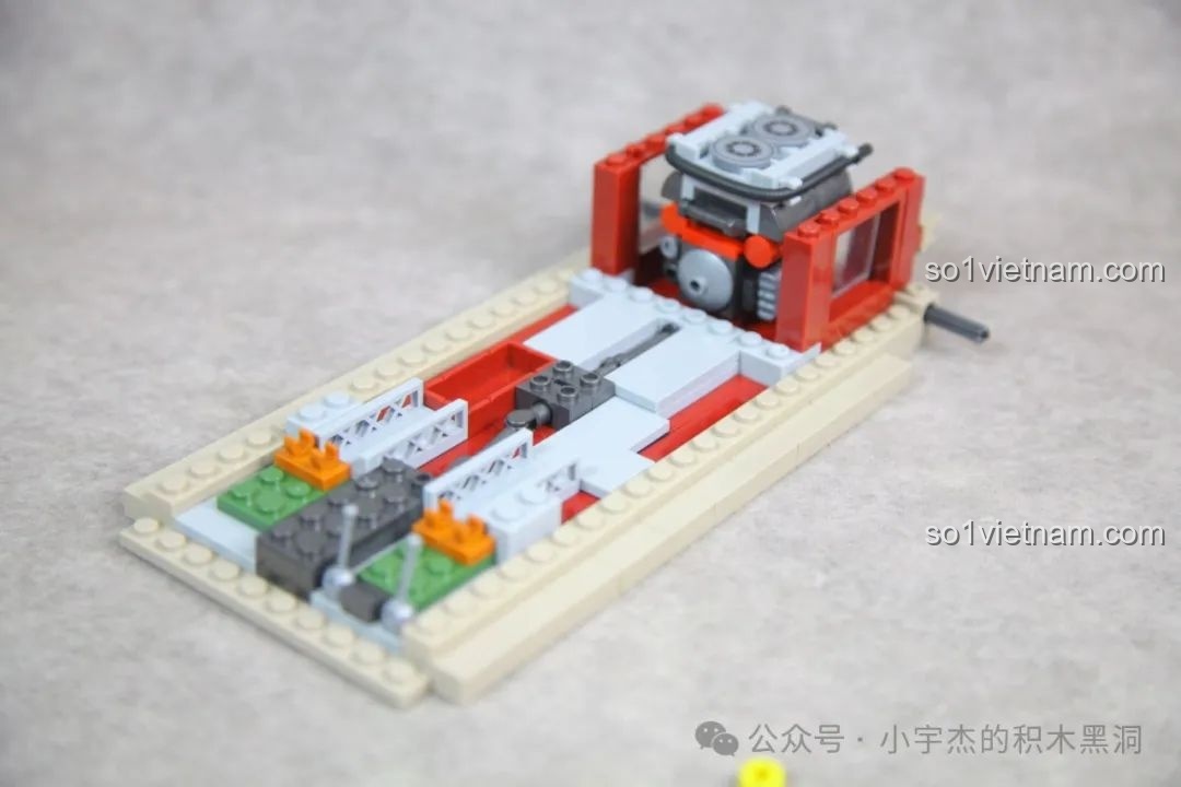 Quá trình lắp ráp sàn xe và đặt động cơ vào vị trí trong bộ Quan Guan 100252 Xe tăng chiến đấu Panther G.