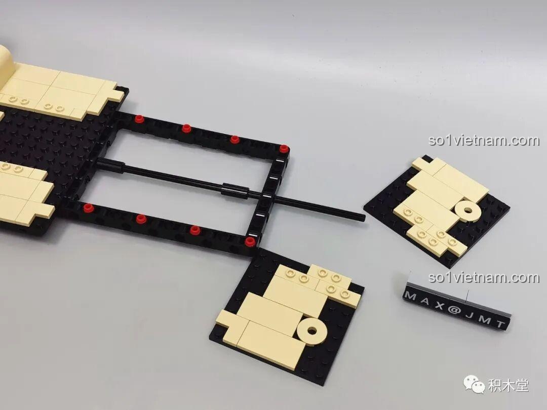 Các module sàn xe của mô hình Zhimeng Tree T5043 Xe Lễ Tân Hồng Kỳ đang được lắp ghép vào khung.