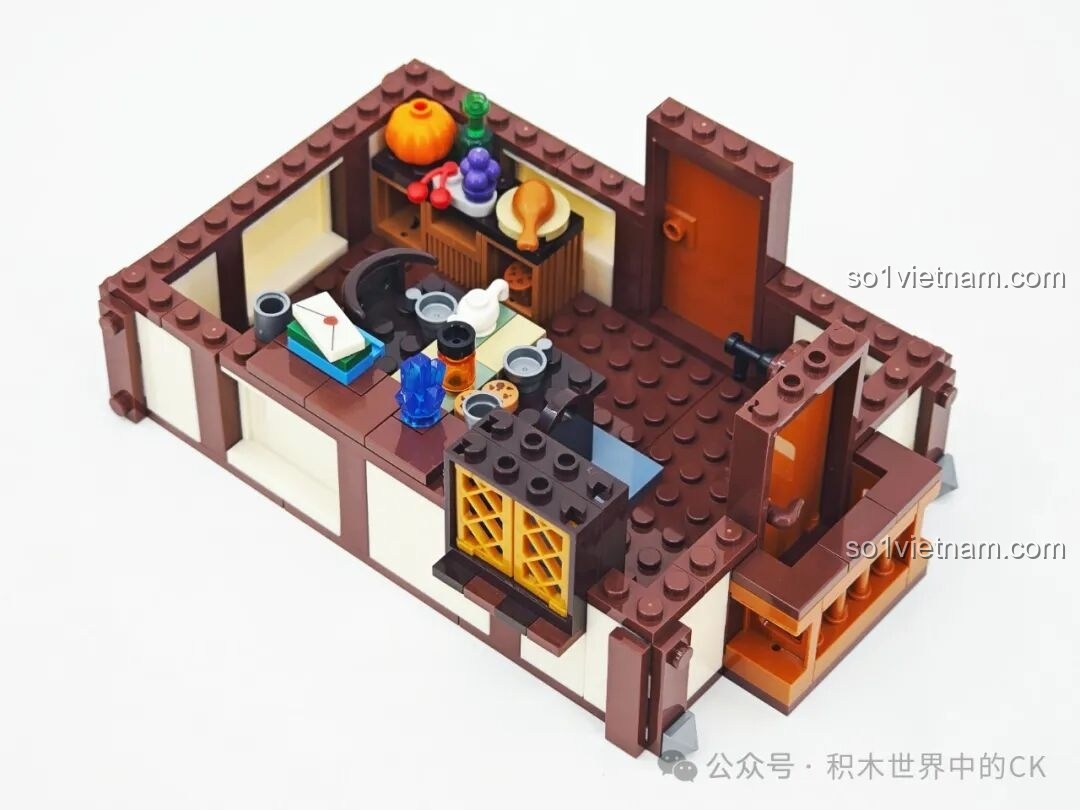 Quá trình lắp ráp tầng hai của ngôi nhà thợ rèn Funwhole F9040, với các chi tiết nội thất như bếp và bàn ăn.