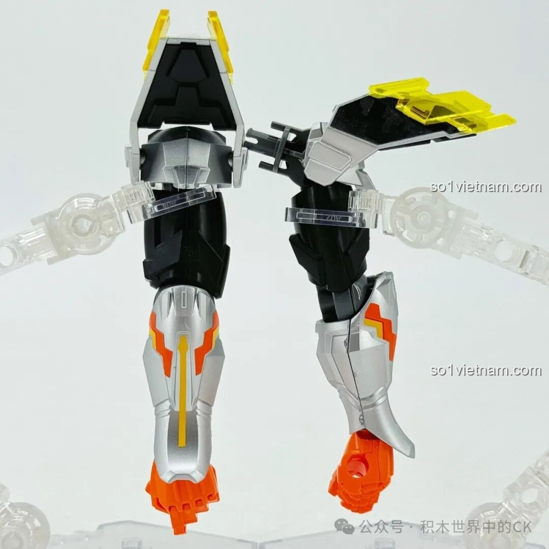 Quá trình lắp ráp phần tay của bộ đồ chơi lắp ráp Keeppley 78032, với các khớp khuỷu tay và chi tiết giáp.