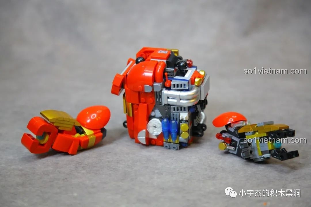 Quá trình lắp ráp hai cánh tay vào phần thân của robot ZHEGAO GZ8008.