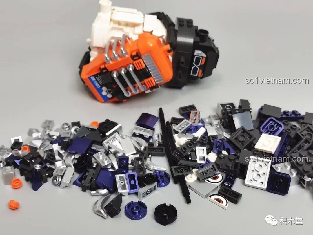 Quá trình lắp ráp phần thân của FUNIFY W9006 Chiến Binh Cơ Khí ZENN, cho thấy các miếng ghép được kết nối chặt chẽ, tạo nên cấu trúc vững chắc cho mô hình.