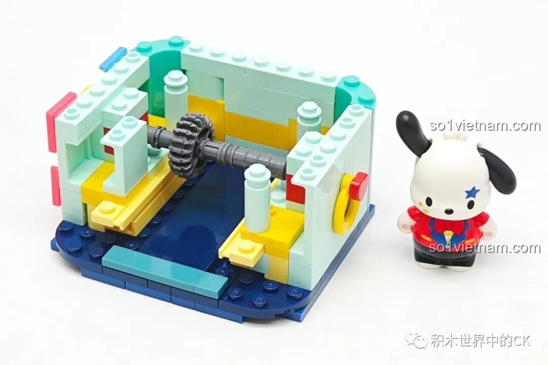 Lắp ráp phần thân của mô hình Keeppley K20828 Pochacco, chuẩn bị cho màn biểu diễn của Gánh xiếc ma thuật Sanrio.