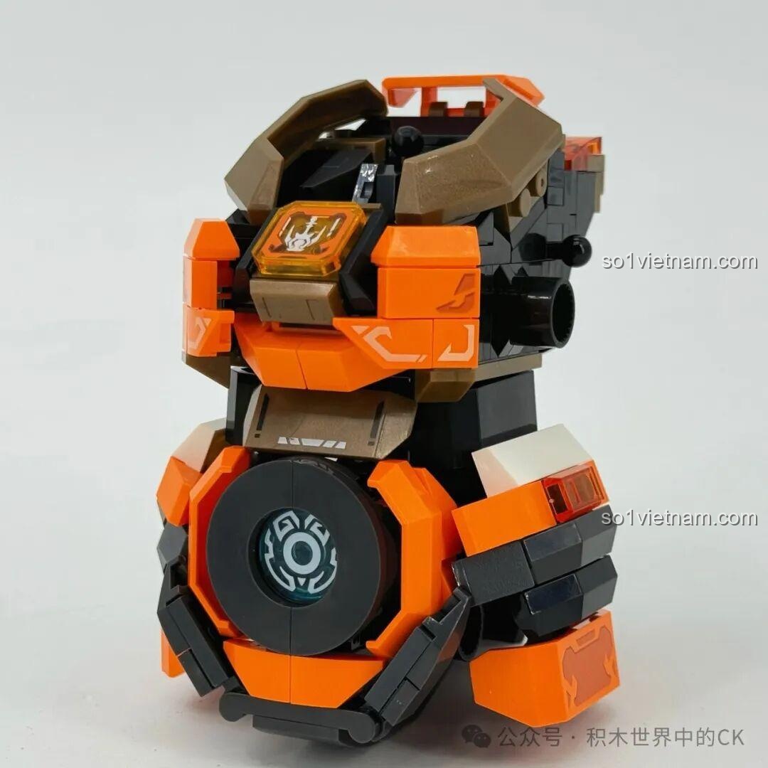 Lắp ráp phần thân của robot Ma Lễ Hải, với thiết kế to và hầm hố, màu cam chủ đạo.