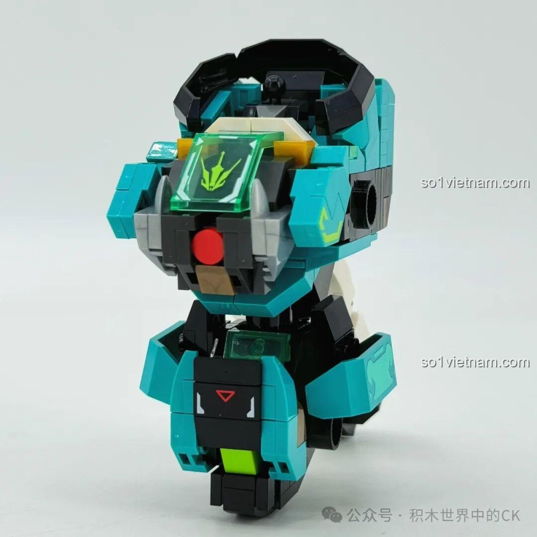 Lắp ráp phần thân của robot Ma Lễ Hồng, màu xanh ngọc chủ đạo với thiết kế thanh thoát.