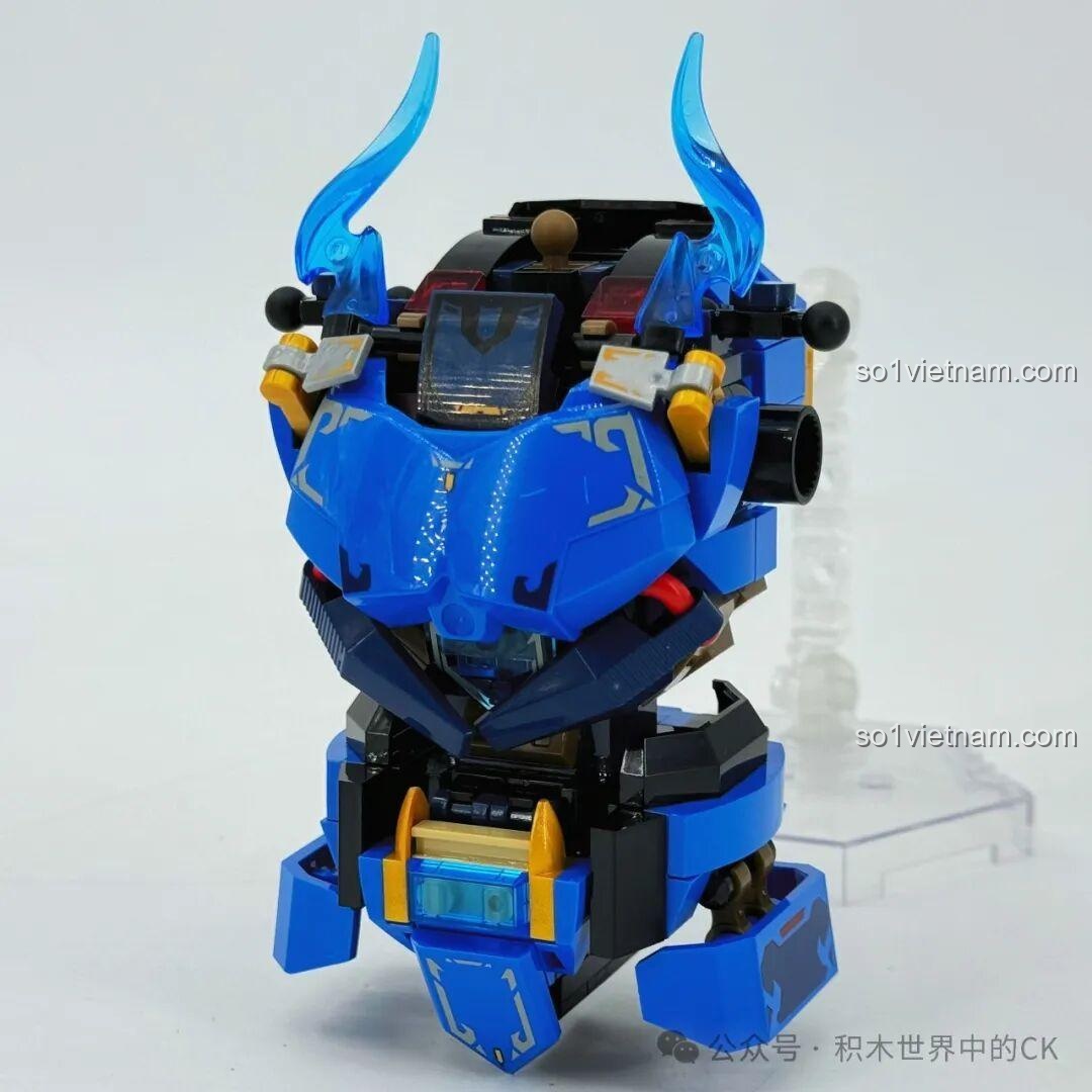 Lắp ráp phần thân của robot Ma Lễ Thanh, với các chi tiết giáp ngực màu xanh và các khớp nối chắc chắn.