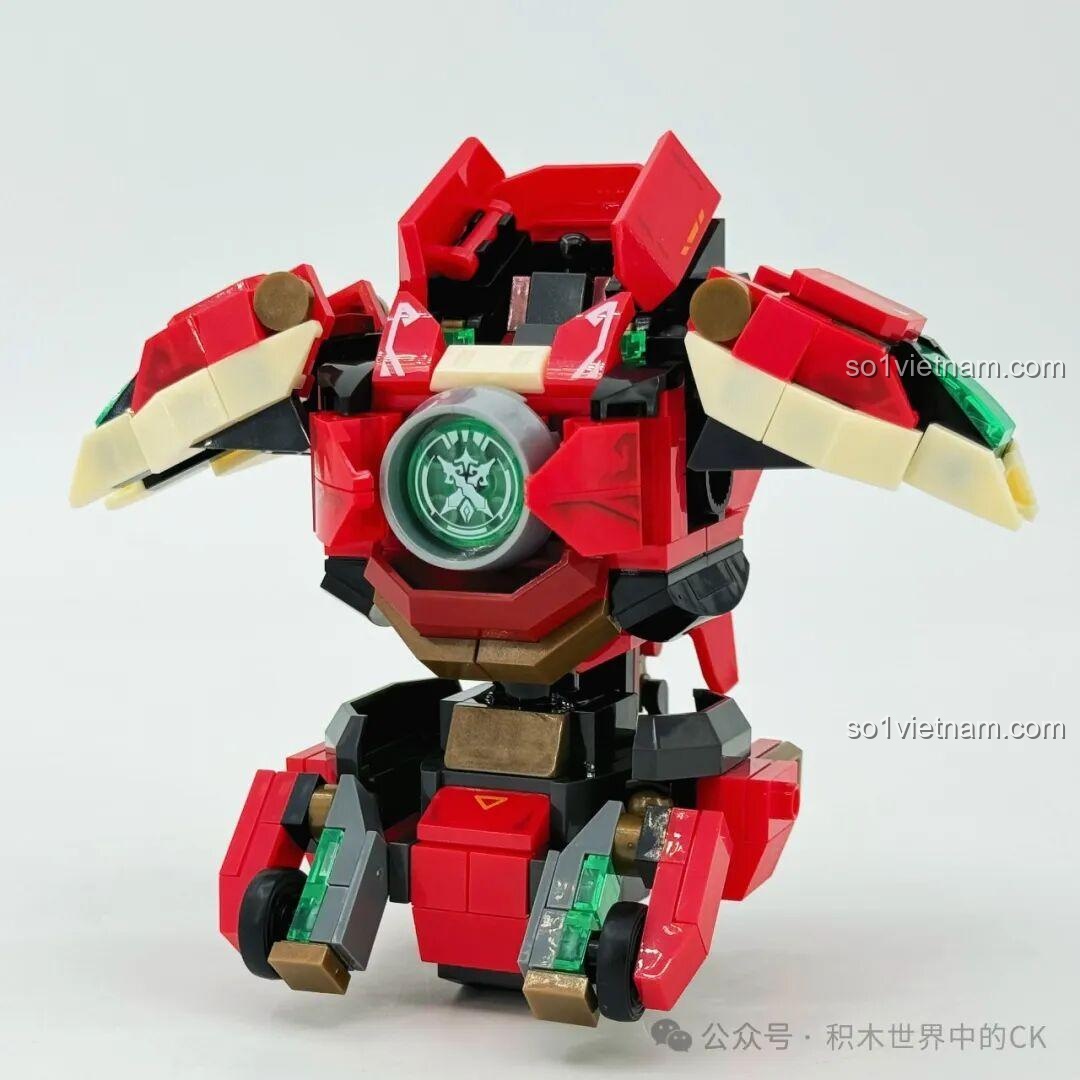 Lắp ráp phần thân của robot Ma Lễ Thọ, màu đỏ chủ đạo với các chi tiết màu kem và xanh lá.