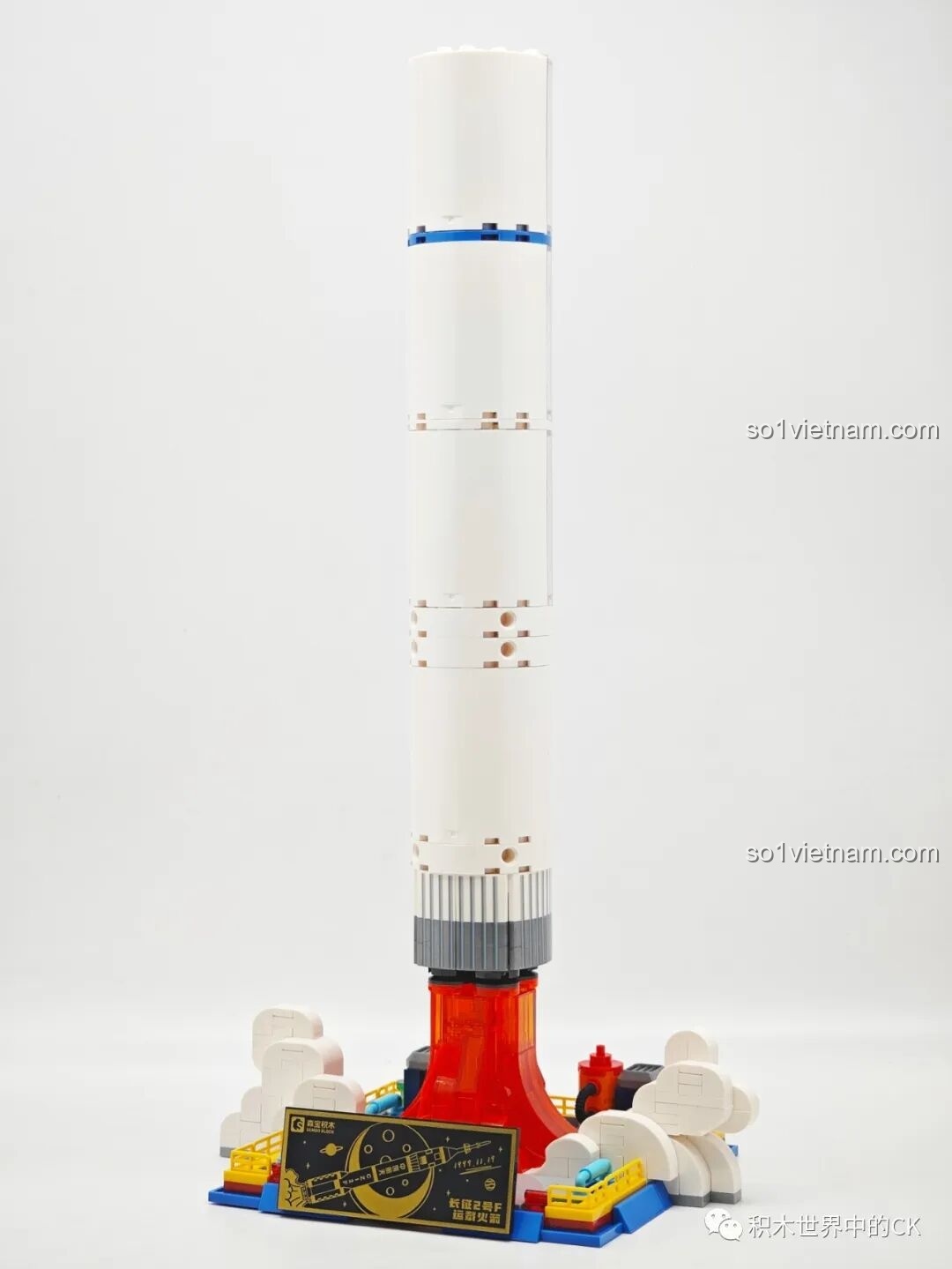 Quá trình lắp ráp phần thân chính của mô hình tên lửa Sembo 203366, các tầng được nối lại với nhau một cách chắc chắn.