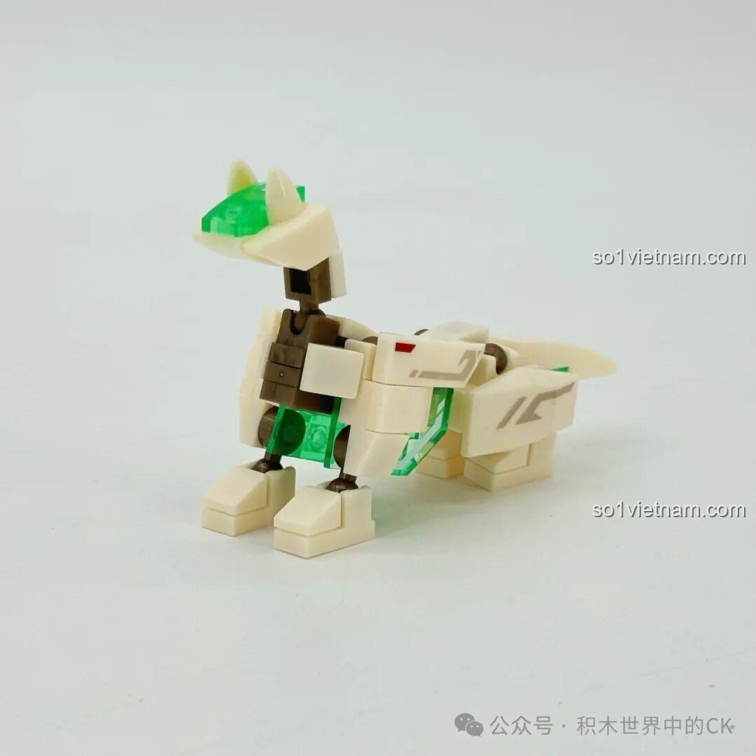 Lắp ráp mô hình thần thú đi kèm với robot Ma Lễ Thọ, màu trắng kem và xanh lá cây.
