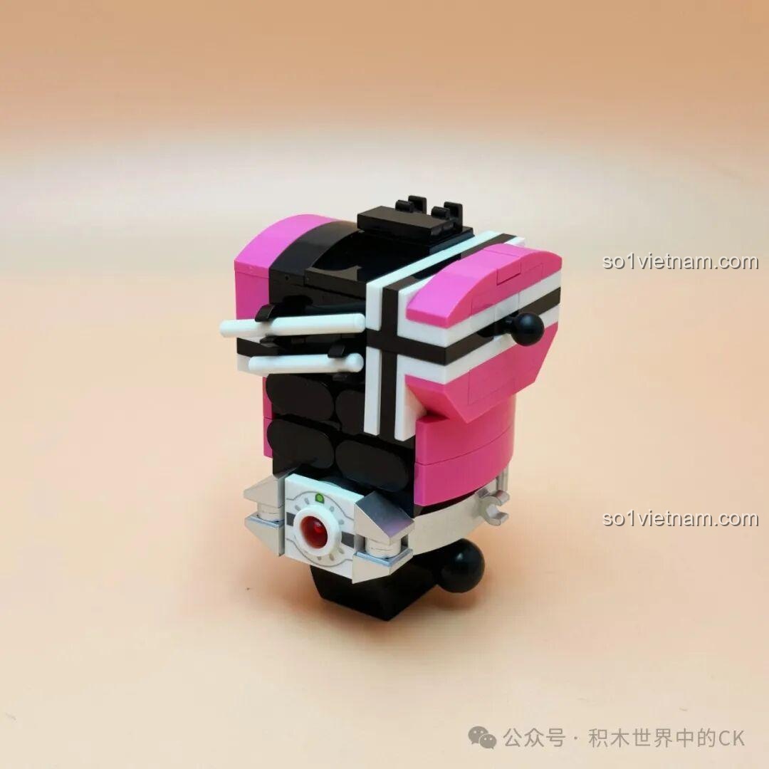 Quá trình lắp ráp phần thân trên của mô hình Kamen Rider Decade JIESTAR 58189, thể hiện sự kết nối các mảnh ghép.