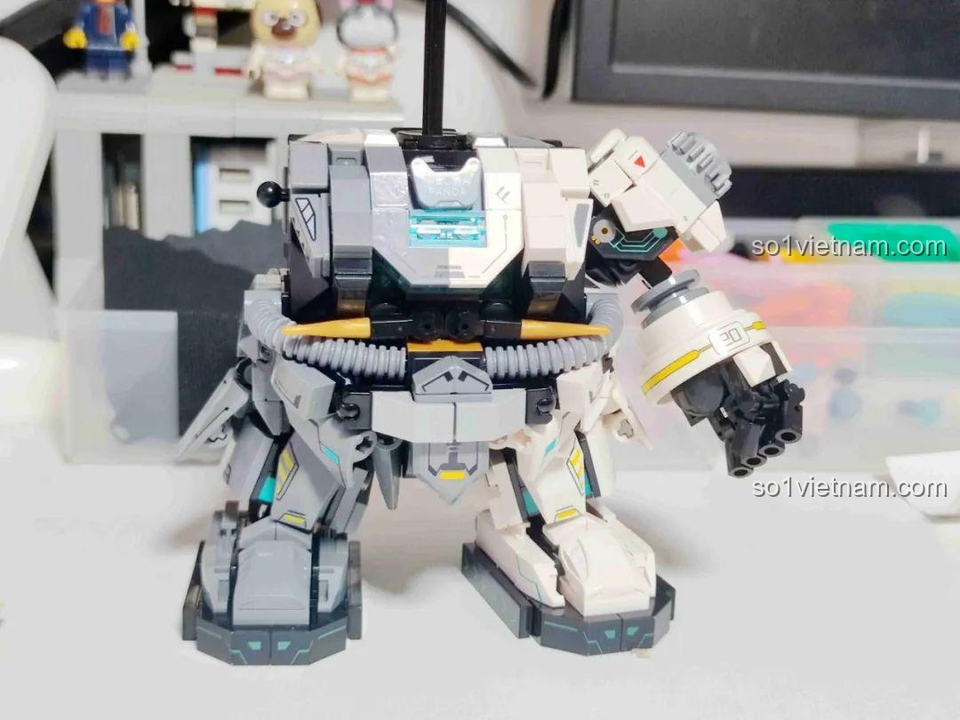 Phần thân trên và cánh tay của Robot Gấu Trúc Wekki chất lượng cao giá tốt đang được hoàn thiện.