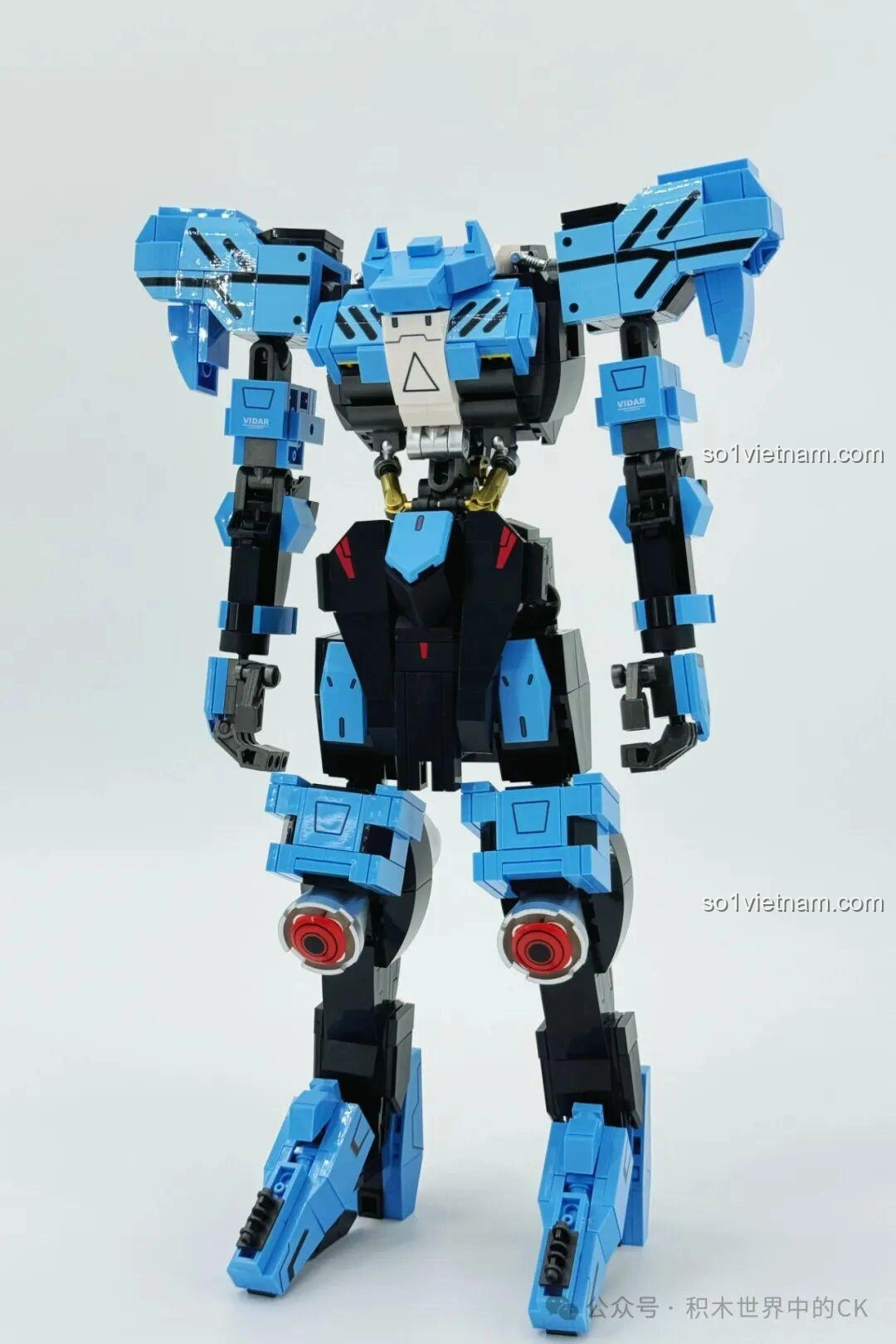 Lắp ráp phần thân trên của Robot Vidar JIESTAR 58145, kết nối phần ngực và lưng với phần hông.