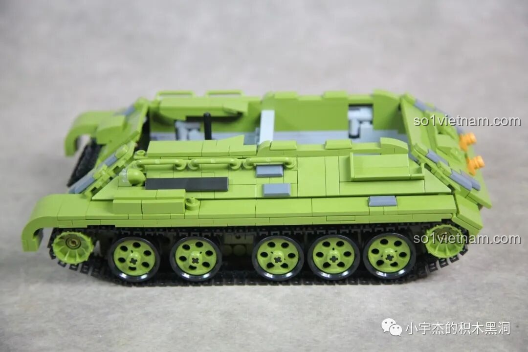 Quá trình lắp ráp phần thân trên của xe tăng T-34 Panlos 632012, nổi bật với thiết kế giáp nghiêng.