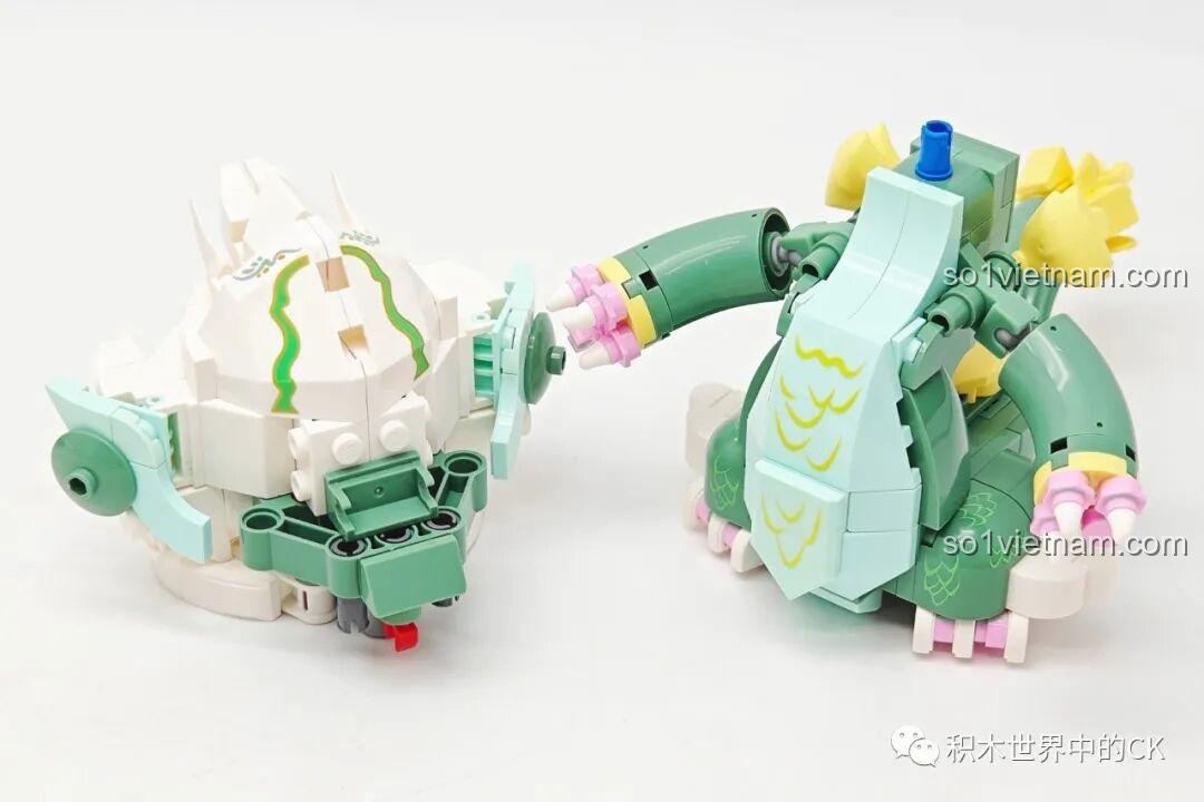 Ghép nối phần đầu và thân của chú rồng xanh trong bộ lắp ráp Song Long Hiến Thụy.