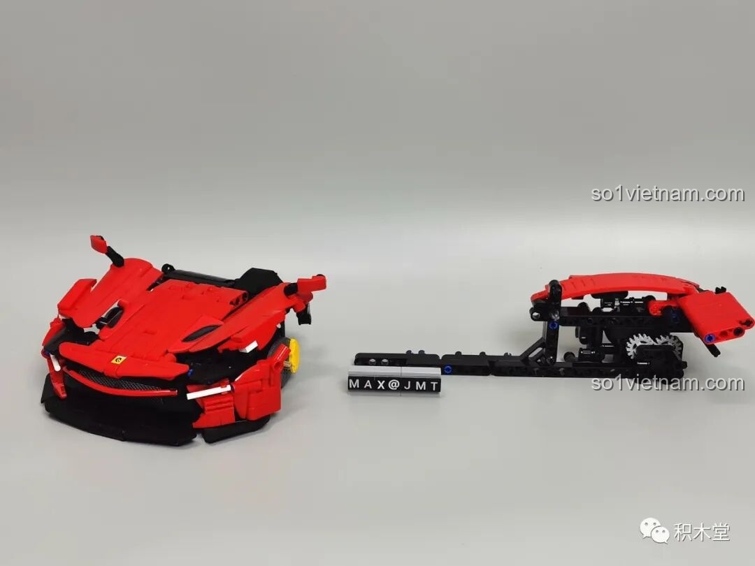 Quá trình lắp ráp độc đáo của Panlos Brick 673006: lắp phần đầu xe và phần thân bên phải riêng biệt.