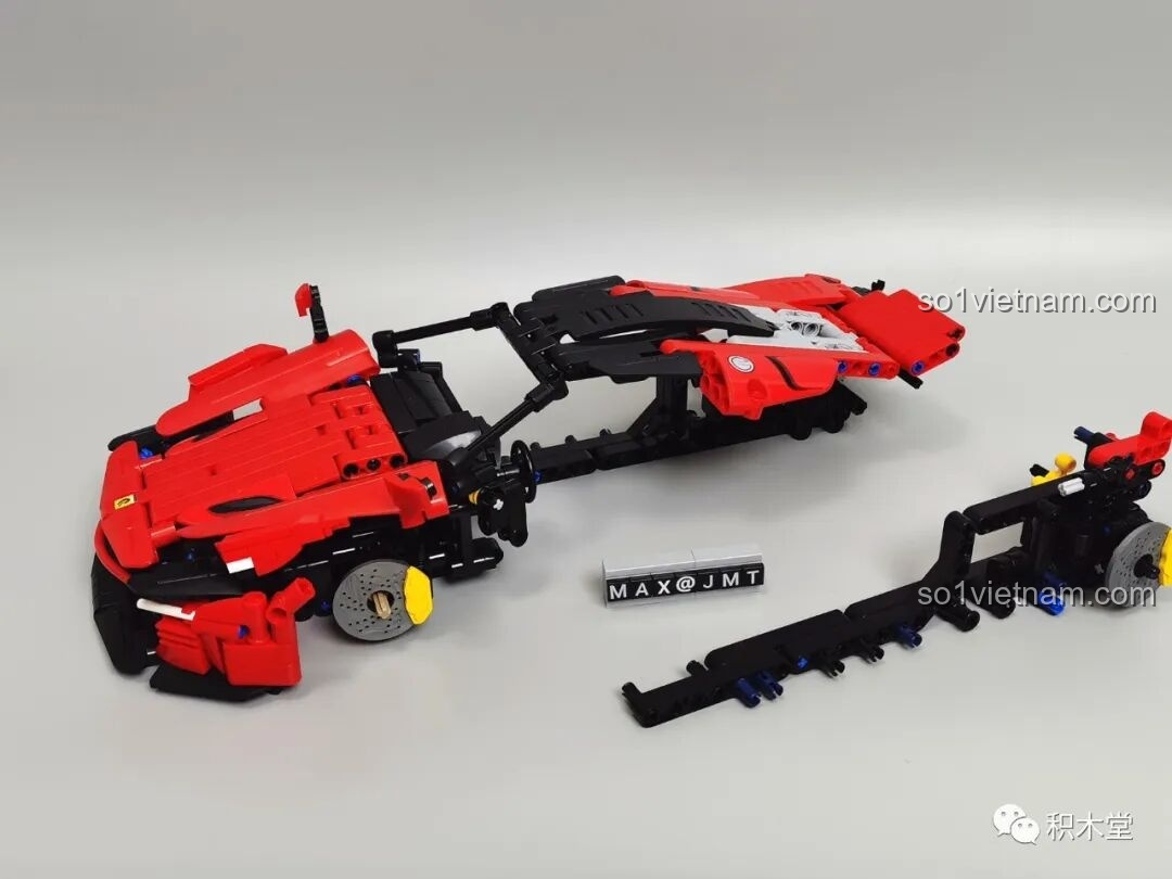 Tiếp tục quá trình lắp ráp với phần thân xe bên trái và phần đuôi xe của mô hình Cỗ máy tốc độ FP3.