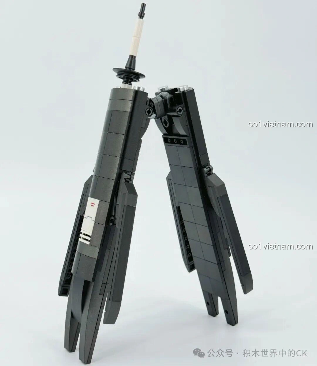 Lắp ráp thanh kiếm, một trong những vũ khí đi kèm của mô hình Robot Vidar JIESTAR 58145, với thiết kế sắc bén.