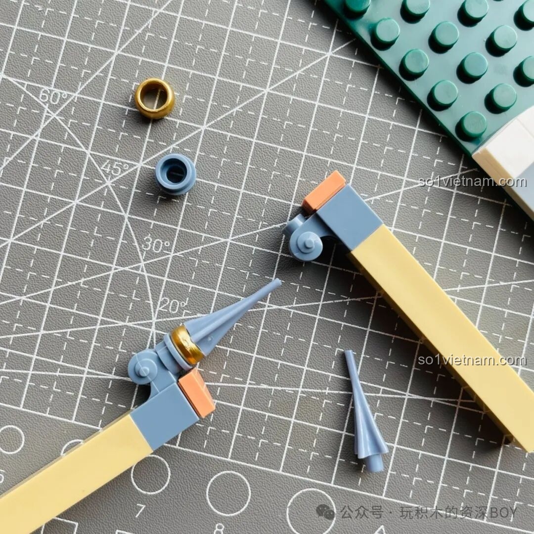 Quá trình lắp ráp chi tiết các tháp canh nhỏ của Lâu Đài Hoa Rừng Femibox S2238, thể hiện sự tỉ mỉ.