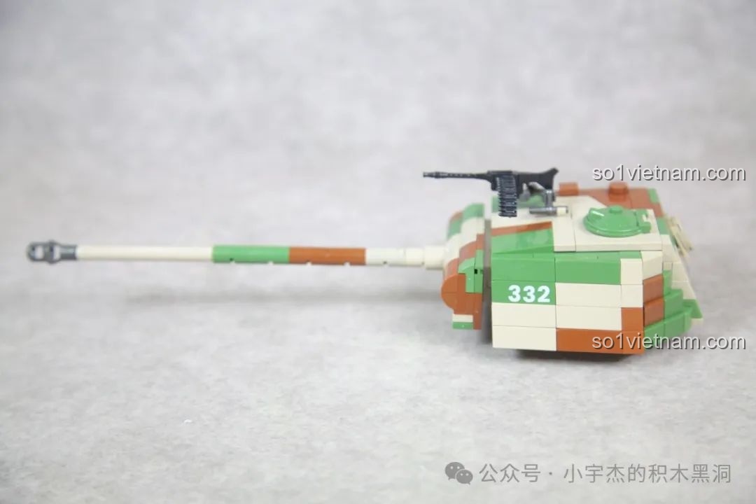 Tháp pháo và nòng pháo của xe tăng Panther G 100252 đang trong quá trình lắp ráp.