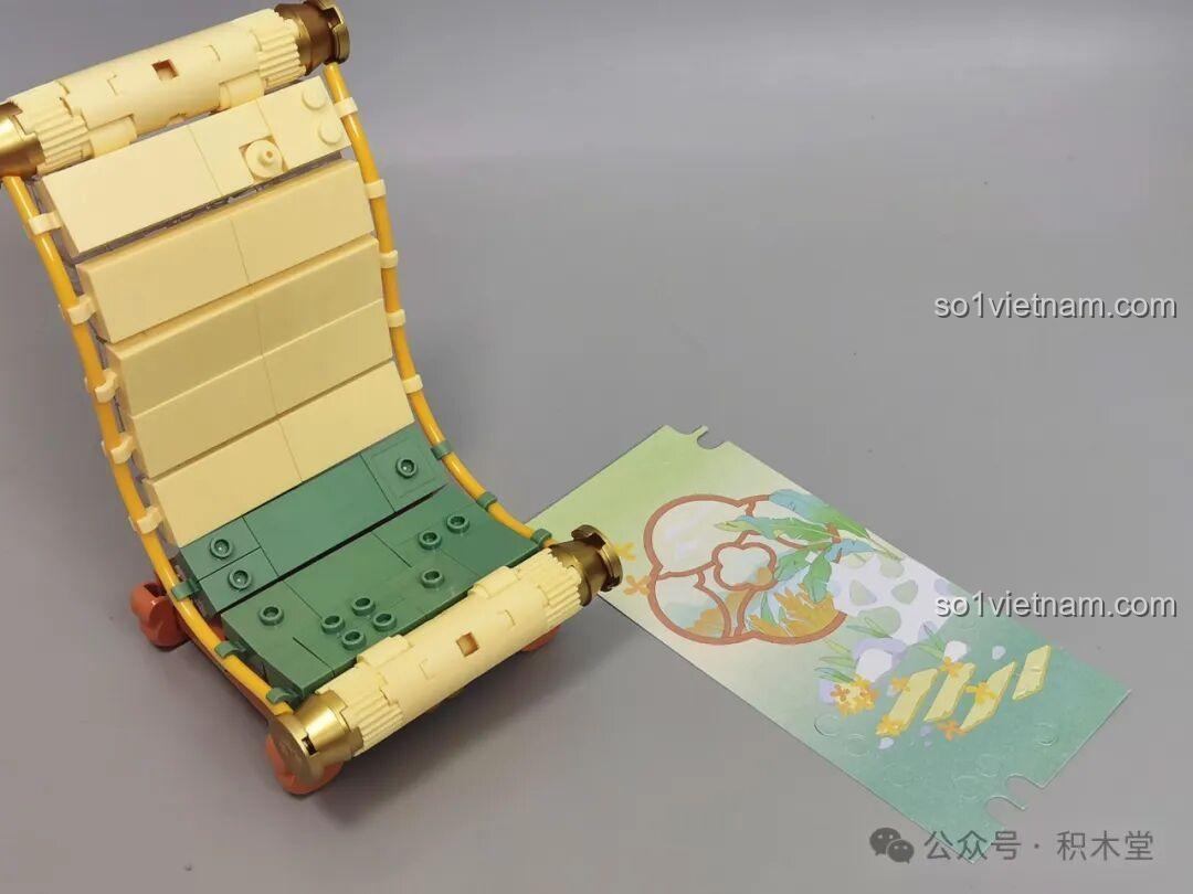 Phần đế tranh cuộn của mô hình Nanci mùa Thu đã được lắp ráp, với màu vàng kem và xanh rêu dịu mắt.